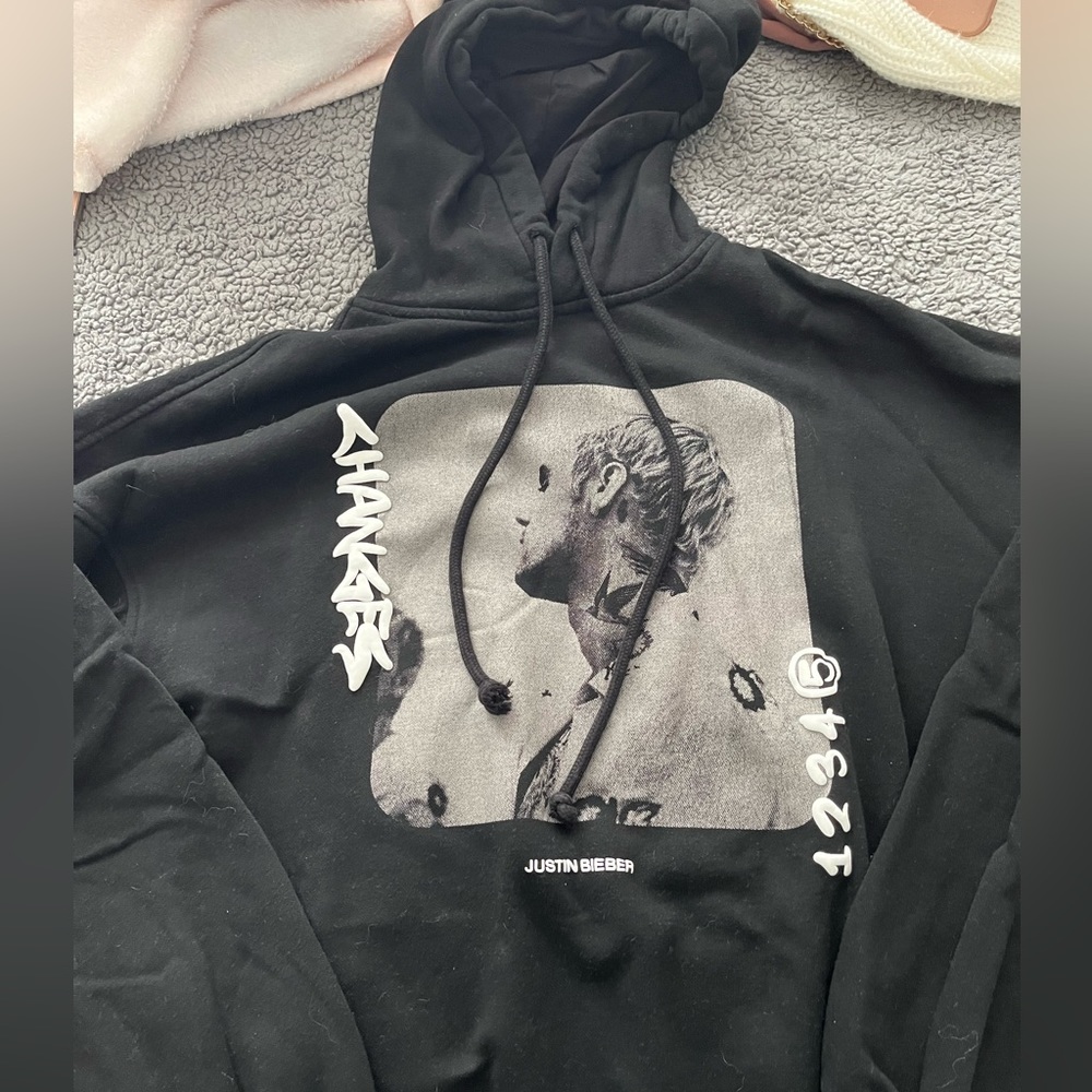 Justin Bieber Changes Hoodie